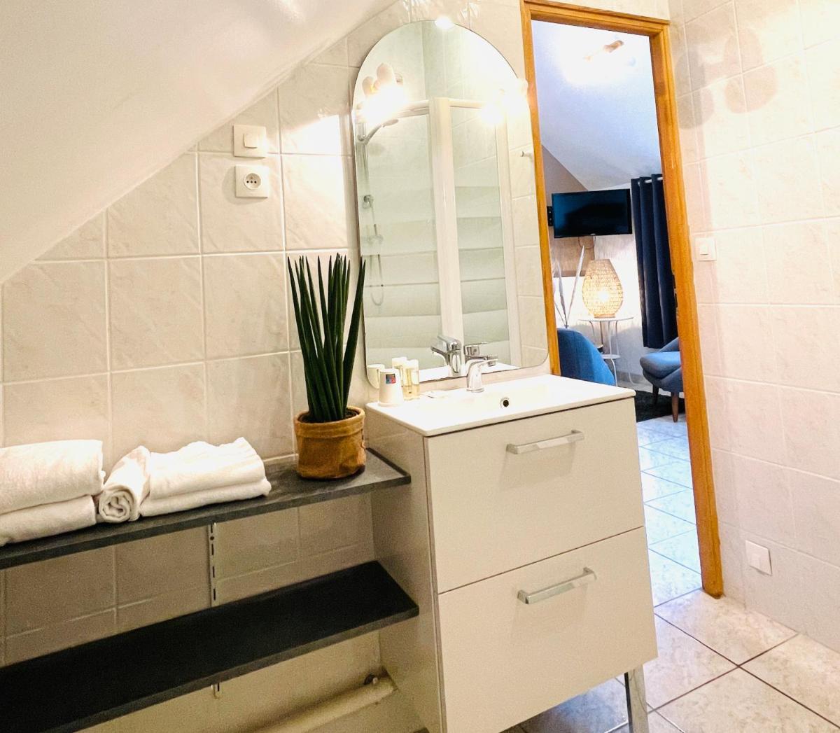 Salle de bains dans l'établissement La Maison Blanche