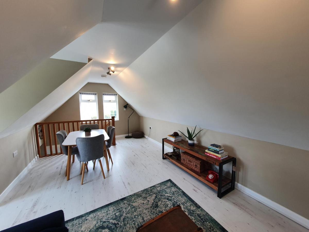 Beautiful 2 bedroom guest house with private pool in Lacock, Wiltshire - Housity