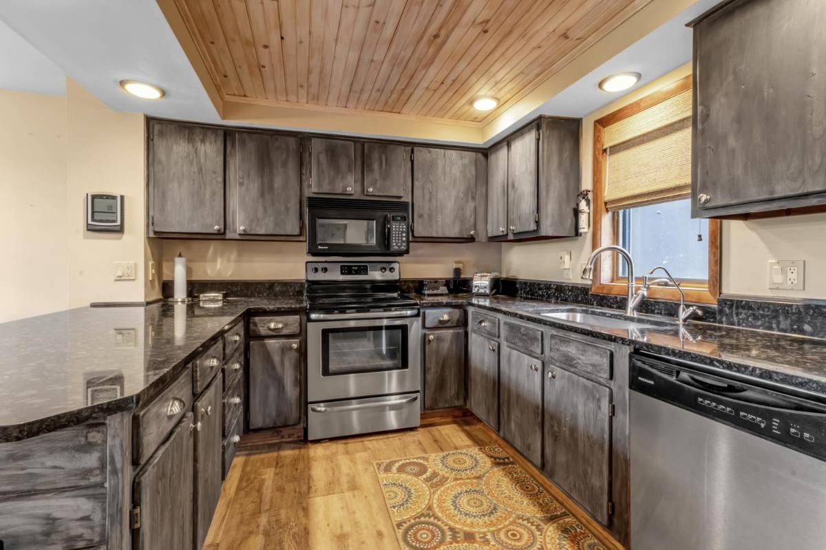 Luxury 4 Bedroom on Holimont Sunset Trail - Housity
