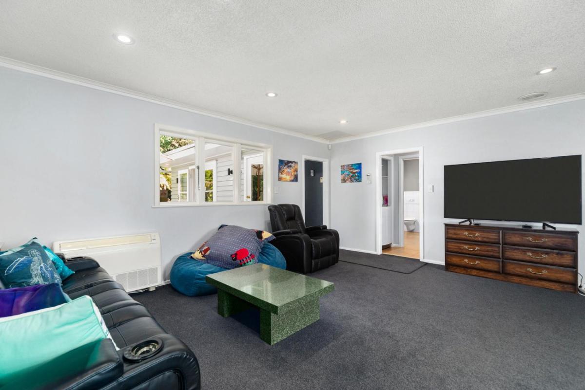 Stroll to the Lake - Acacia Bay Holiday Home - Housity