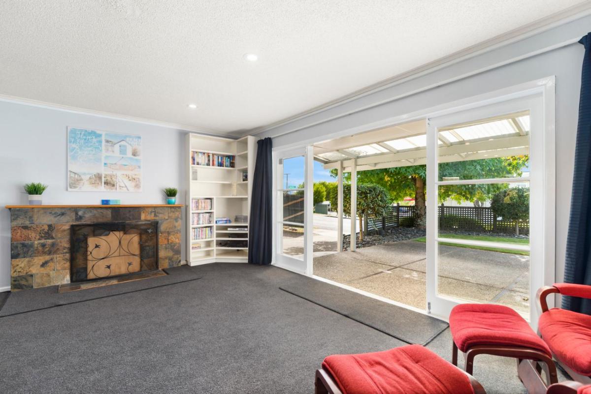 Stroll to the Lake - Acacia Bay Holiday Home - Housity