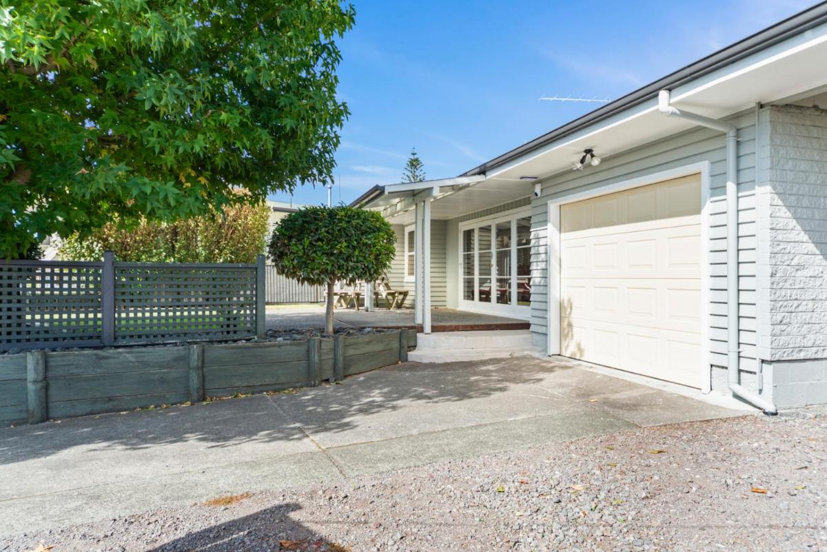 Stroll to the Lake - Acacia Bay Holiday Home - Housity