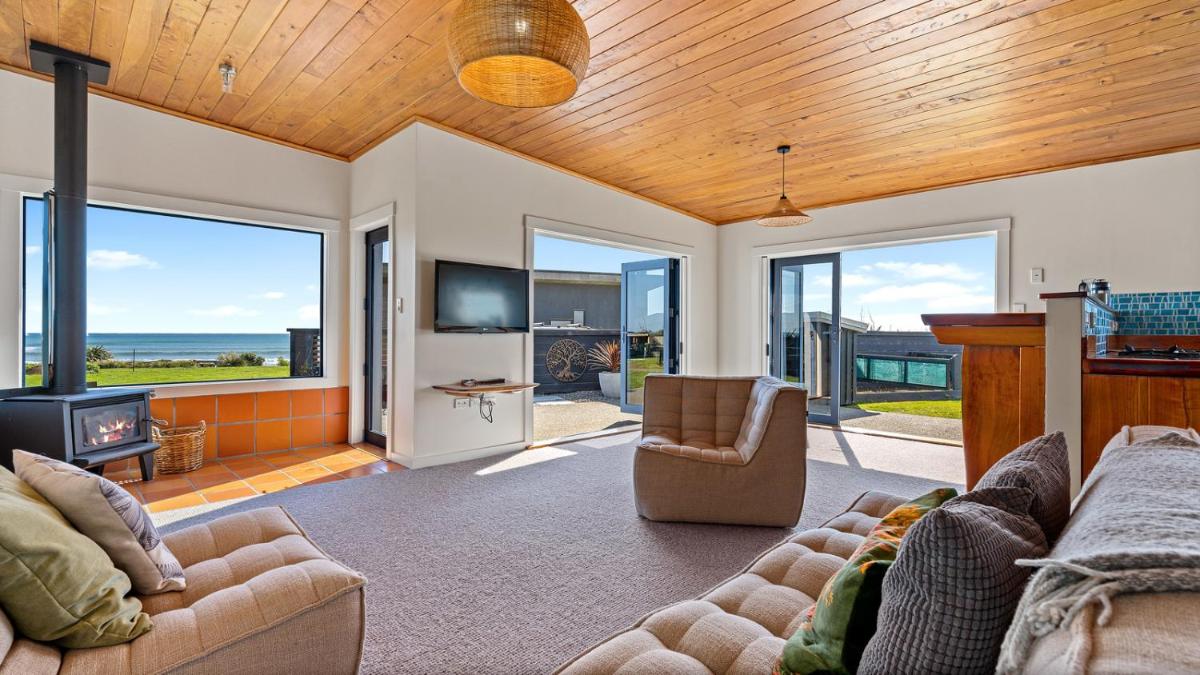 Coastal Daze - New Plymouth Holiday Home - Housity