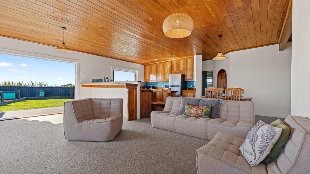 Coastal Daze - New Plymouth Holiday Home - Housity