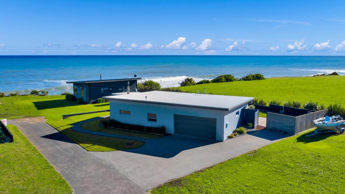 Coastal Daze - New Plymouth Holiday Home - Housity