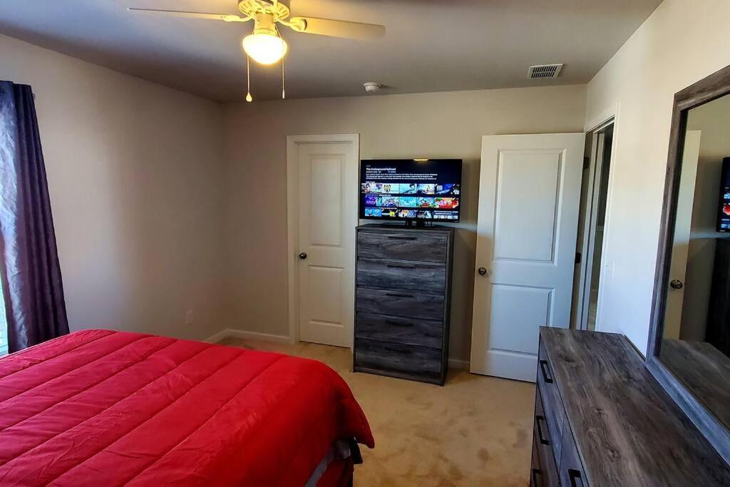 New 3 Bedroom Home w/ tons of amenities & parking. - Housity
