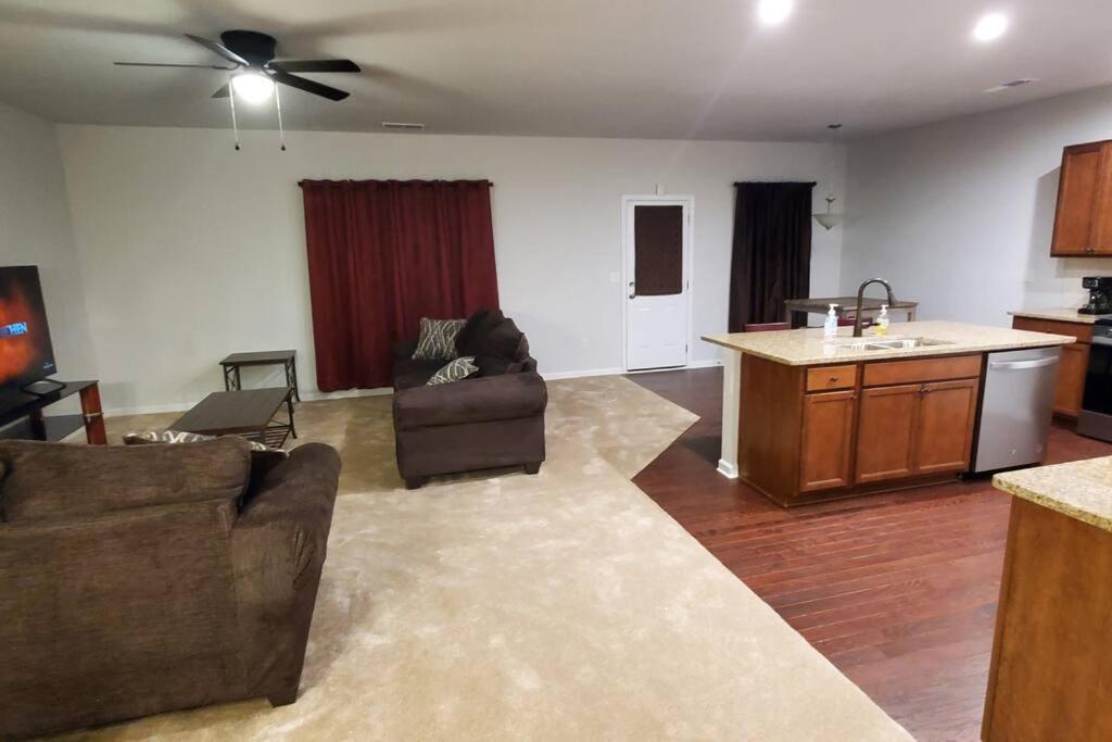 New 3 Bedroom Home w/ tons of amenities & parking. - Housity