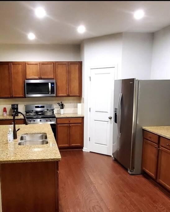 New 3 Bedroom Home w/ tons of amenities & parking. - Housity