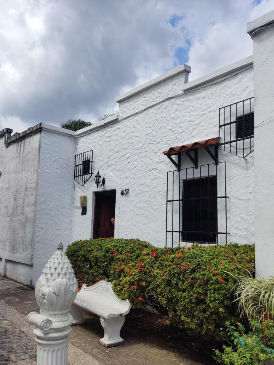 Cabaña 52 en la Aldea Doradal Santorini Colombiano - Housity