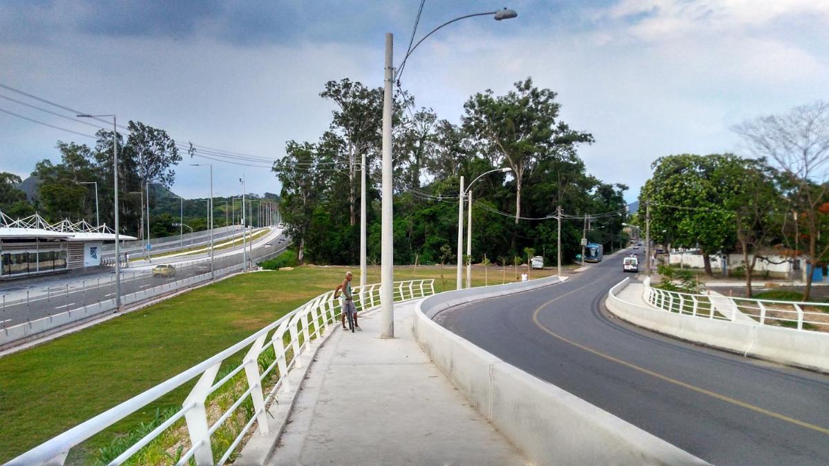 Quarto Feminino em Jacarepaguá - Casa de Família - Housity