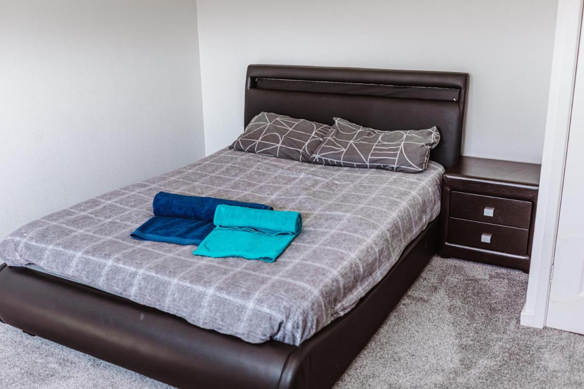 Lovely 2 Bedroom apartment near JLR, Royal Mail, Fedex, Airport & retail park - Housity