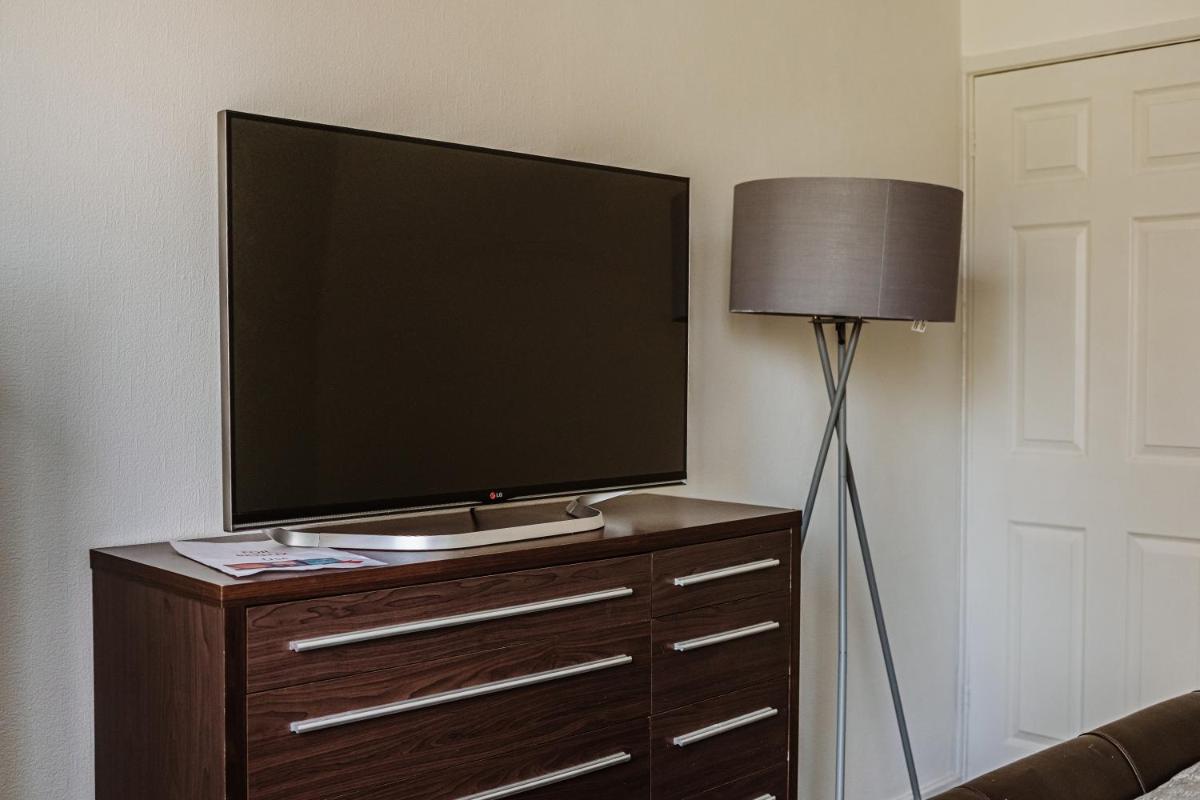 Lovely 2 Bedroom apartment near JLR, Royal Mail, Fedex, Airport & retail park - Housity