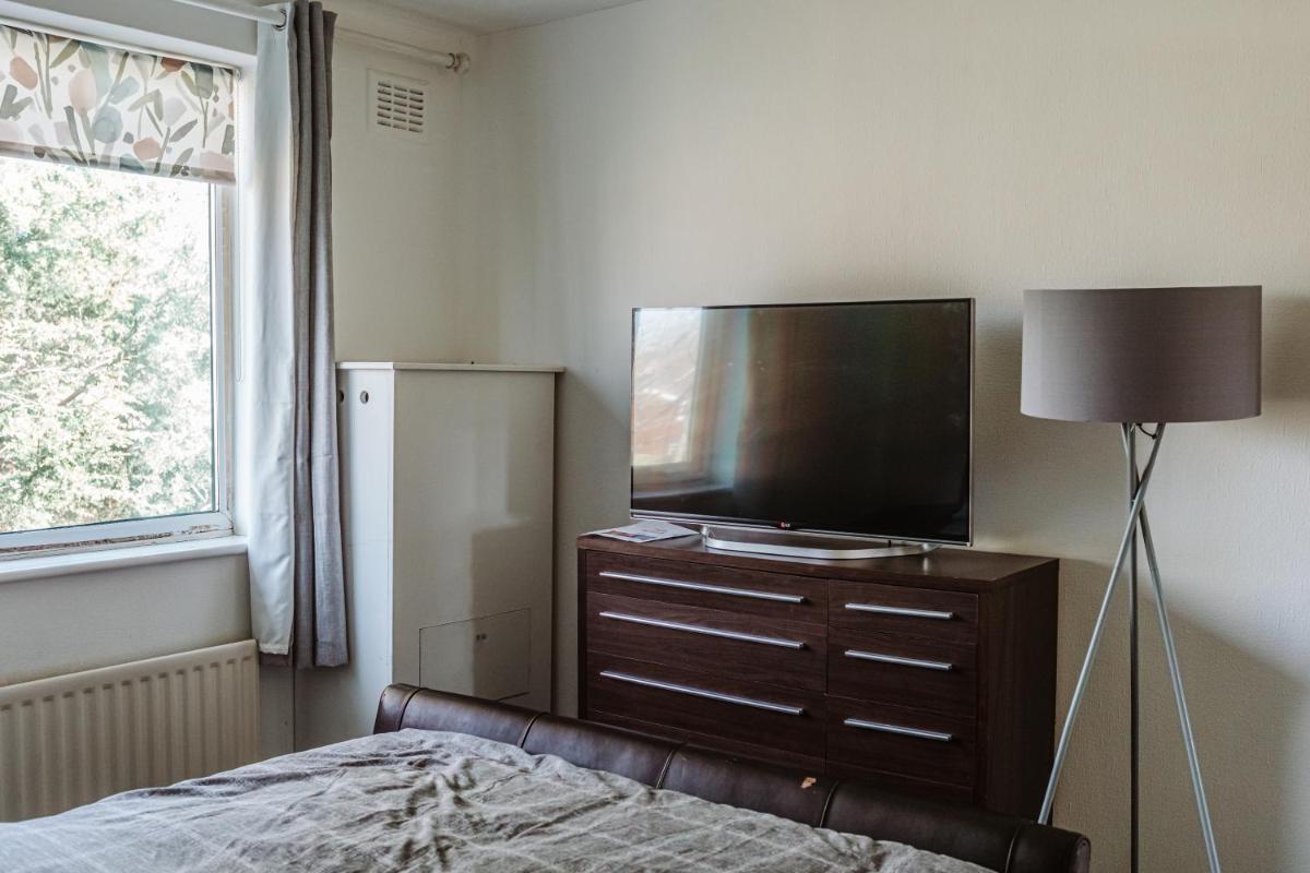 Lovely 2 Bedroom apartment near JLR, Royal Mail, Fedex, Airport & retail park - Housity