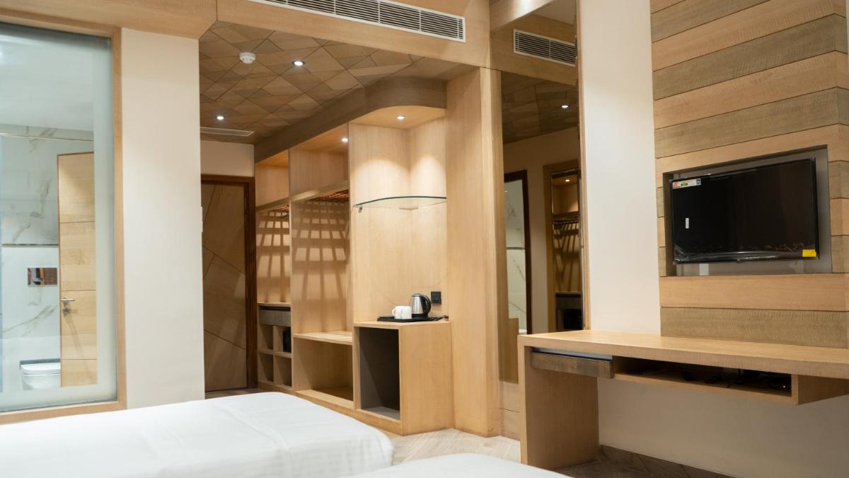 Clarks Inn Suites Kangra - Housity