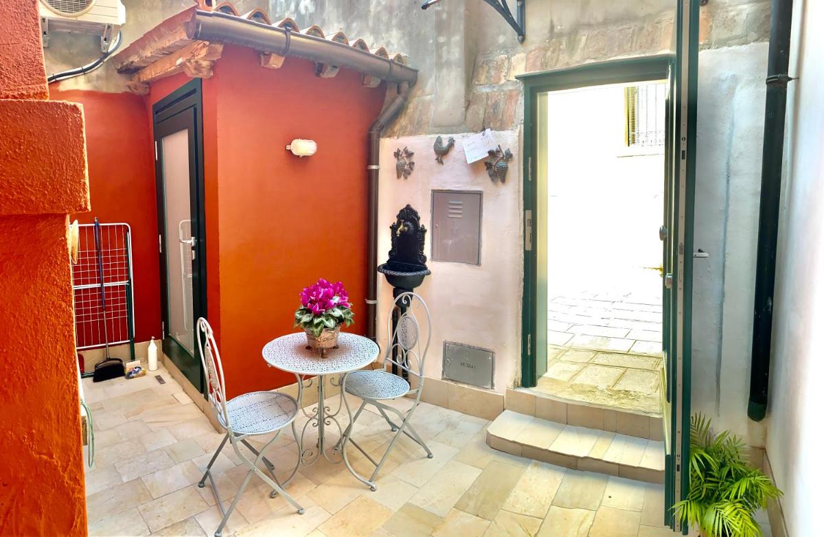 Monolocale La Corte Biennale - Housity