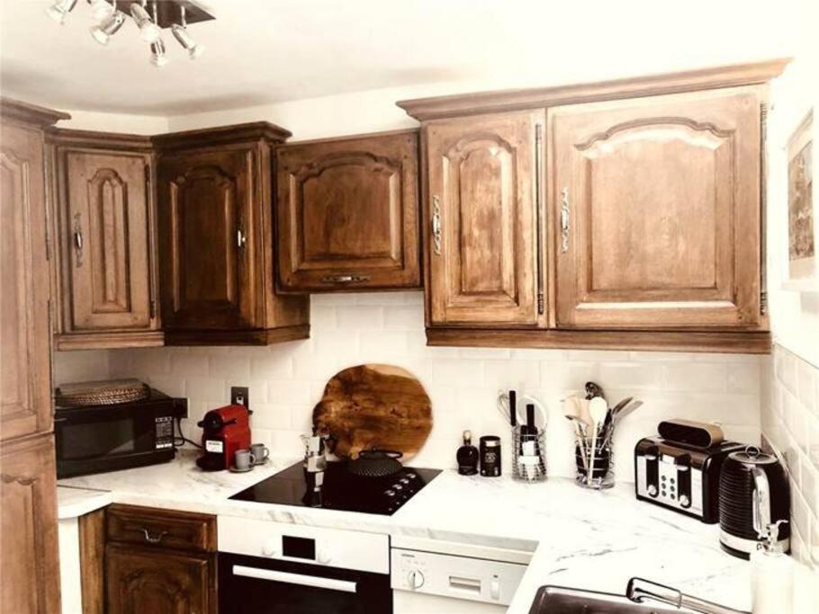 Stylish 3 bedroom town house - Housity
