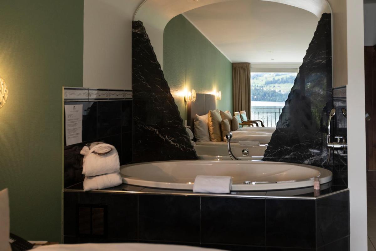 Swiss-Chalet Merlischachen - Romantik Schloss-Hotel am See - Housity