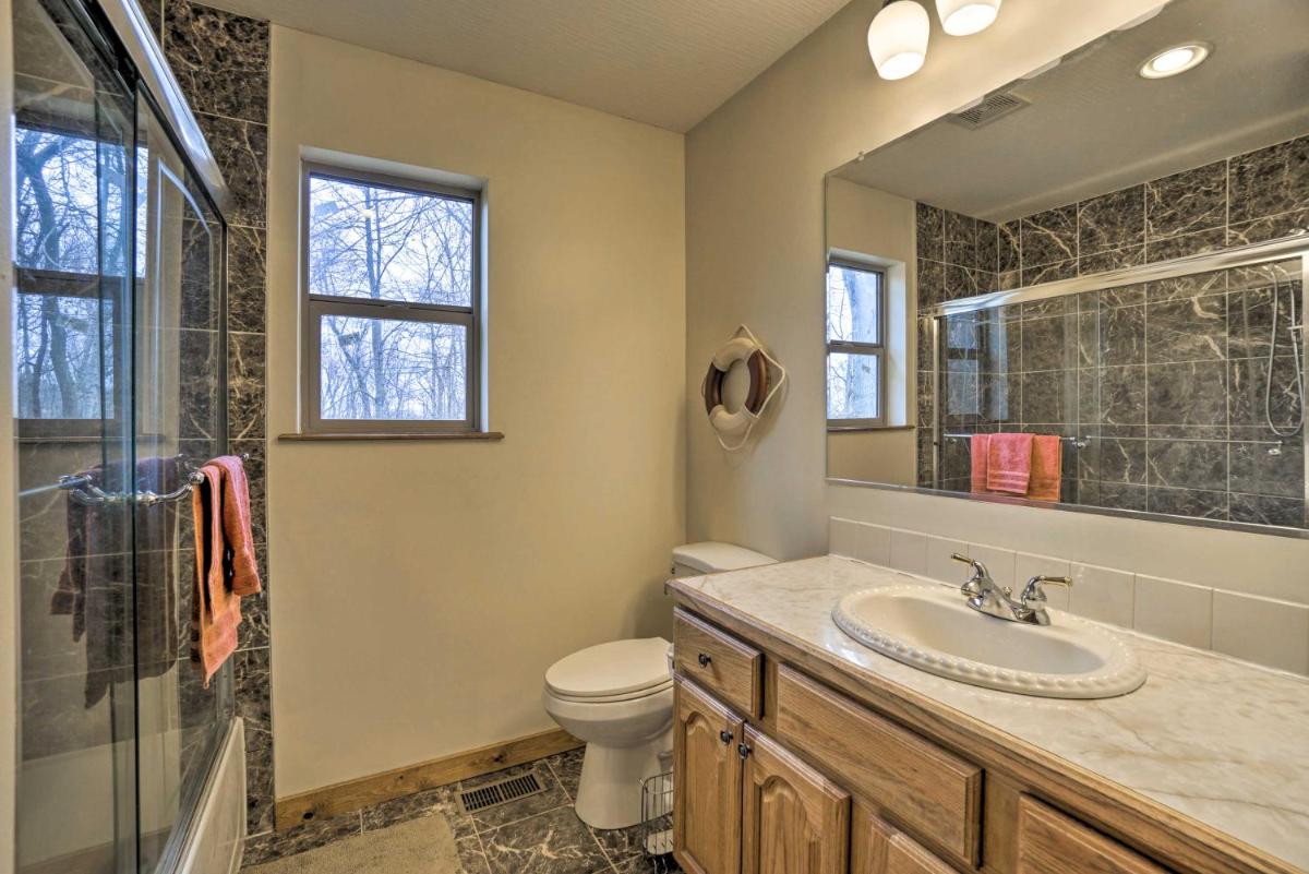 Spacious Buckeye Lake Home with Hot Tub and Fire Pit! - Housity