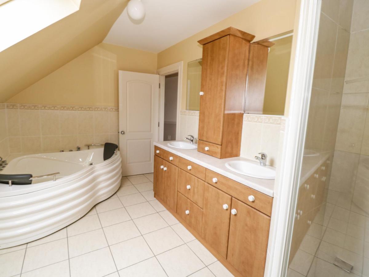 Cloonacastle Cottage - Housity