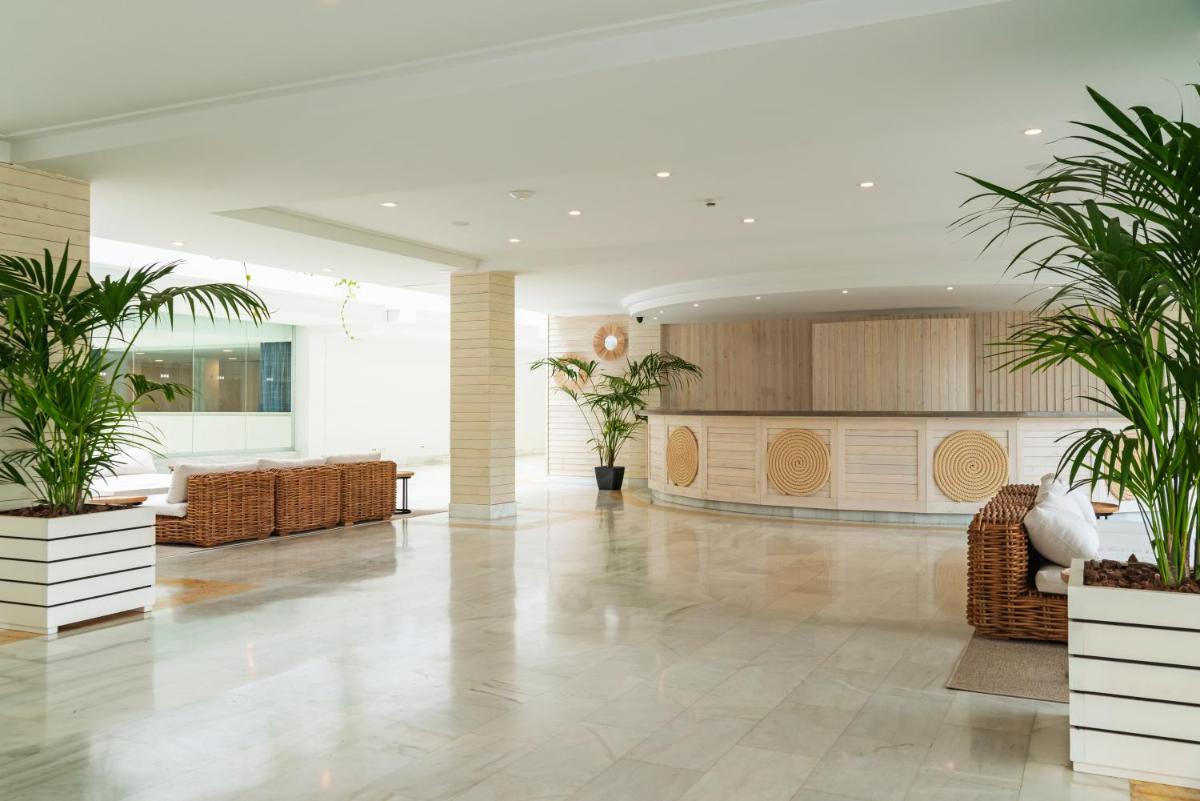 Un vestíbulo con plantas en macetas en un edificio. en Hotel Cabogata Jardín, en Retamar 51 fotos más