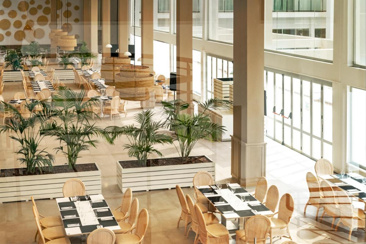 Un restaurante o sitio para comer en Hotel Cabogata Jardín