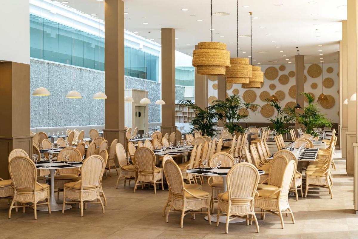 Un restaurante o sitio para comer en Hotel Cabogata Jardín