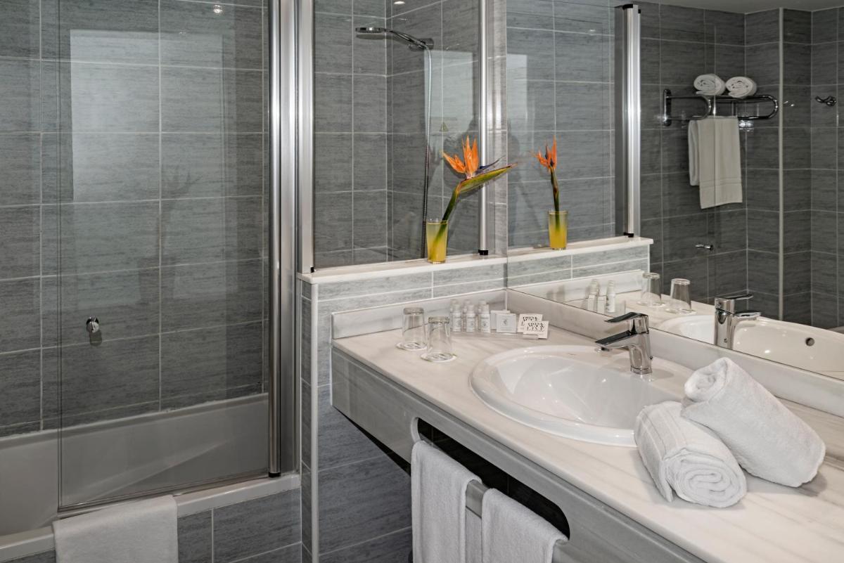 Un baño de Hotel Cabogata Jardín