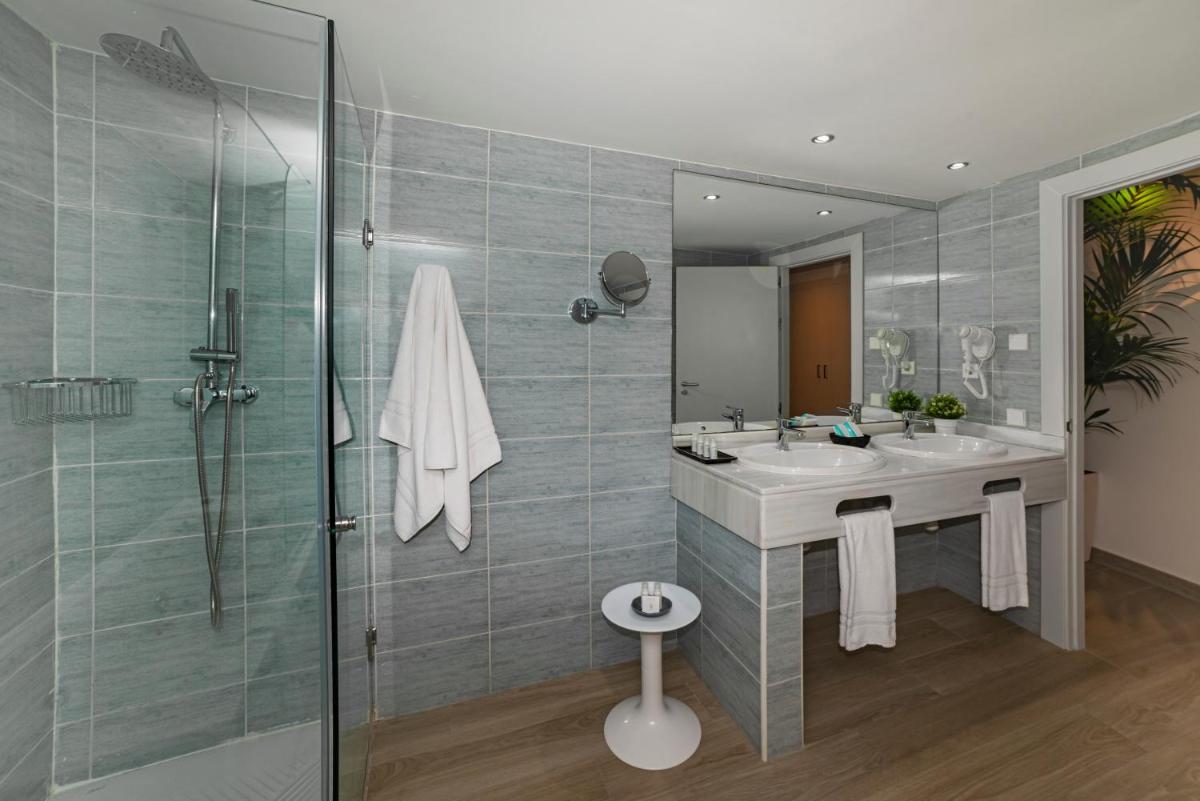 Un baño de Hotel Cabogata Jardín