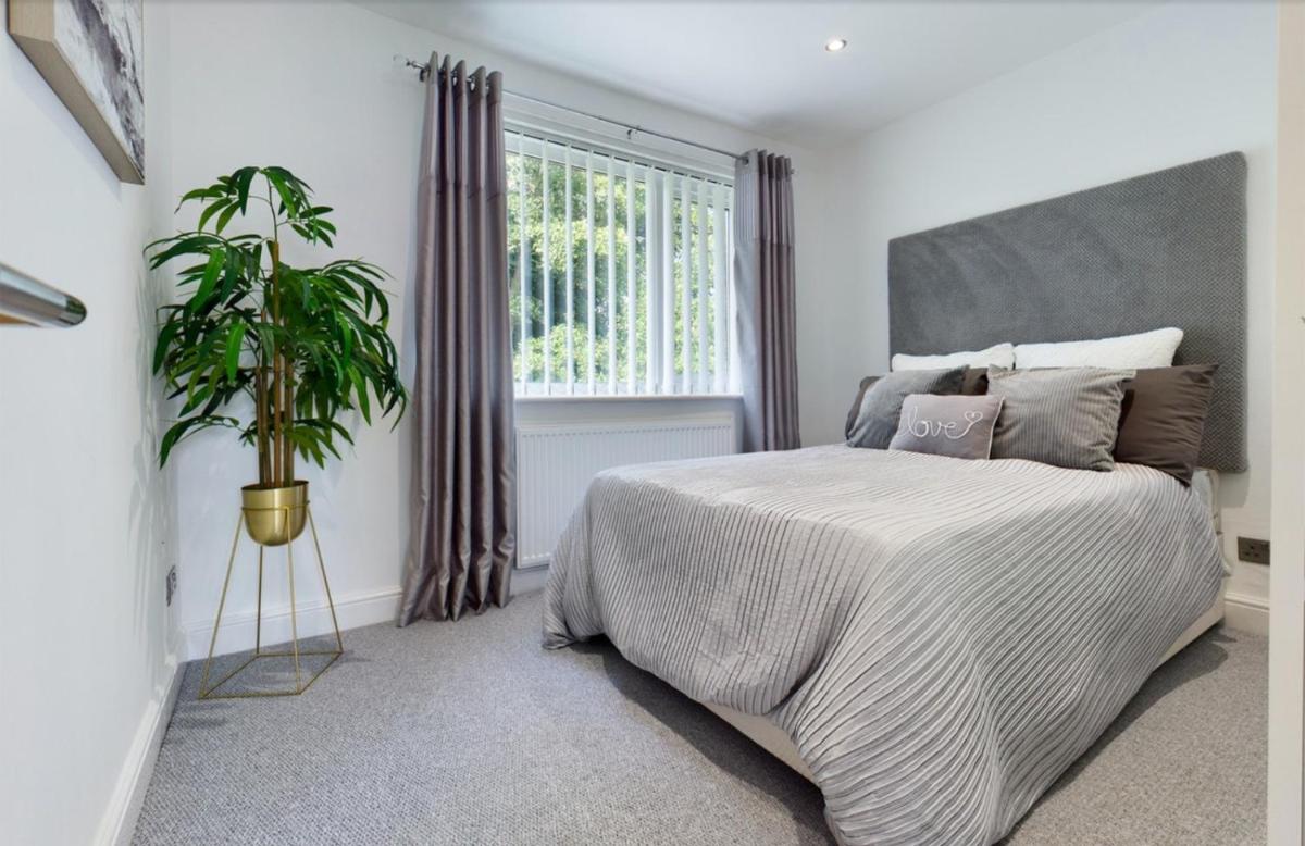 Inviting 2-Bed House in Newcastle upon Tyne - Housity
