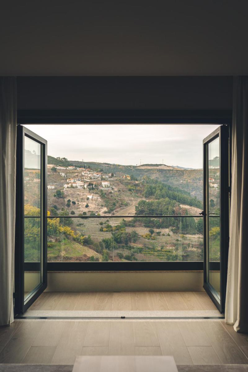 Uma vista geral da montanha ou uma vista da montanha a partir do hotel
