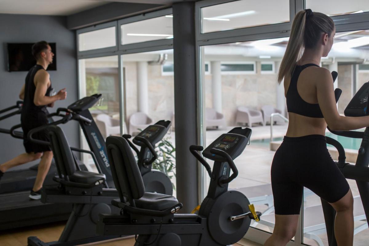 duas mulheres a correr em passadeiras num ginásio em Hotel Do Parque - Congress & SPA nas Termas de São Pedro do Sul mais 91 fotografias