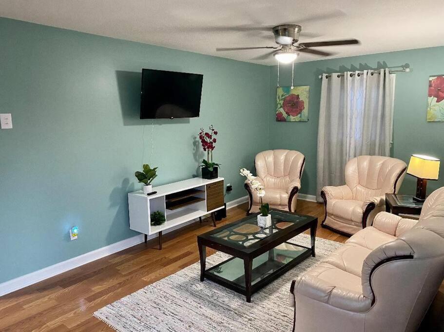 Relaxing at Redstone 3 Bedroom House - Housity