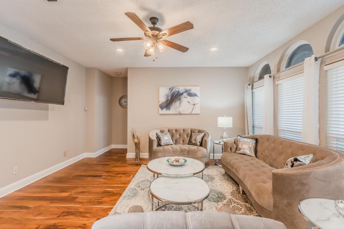 * *ASTOUNDING HOUSE **Perfect for Family and friends , Pool , Hot Tub, & GAME ROOM - Housity