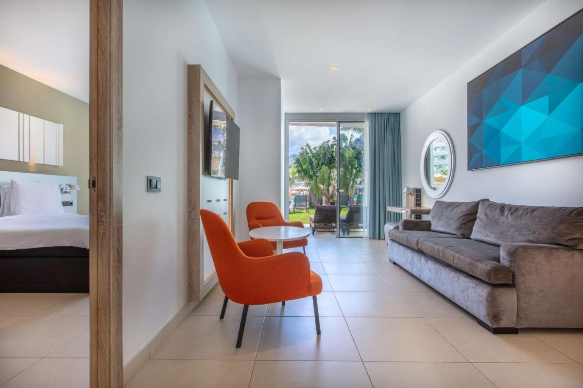 Cama o camas de una habitación en Radisson Blu Resort & Spa, Gran Canaria Mogan