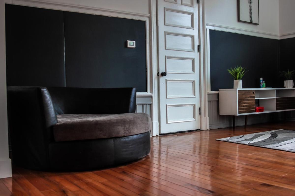 A Luxurious 5 star Location 2 QUEEN Bed’s TROY - Housity