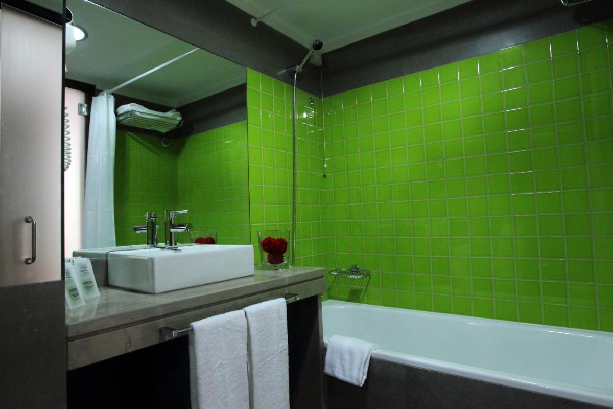 Uma casa de banho em Rocamar Exclusive Hotel & Spa - Adults Only