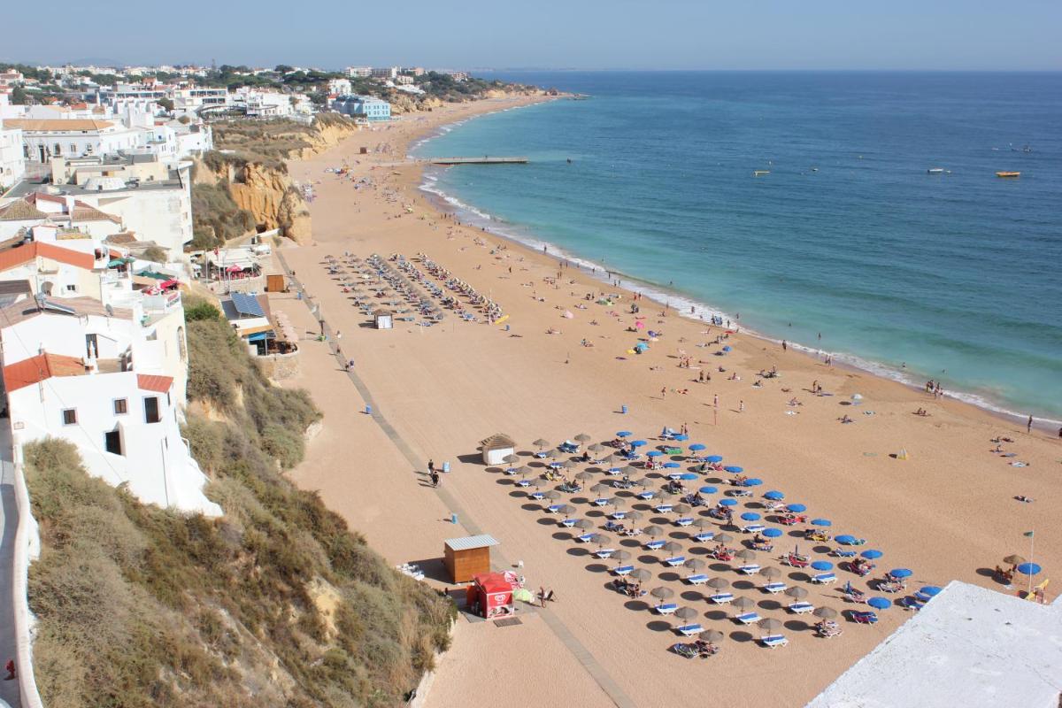 Uma praia em ou perto do hotel