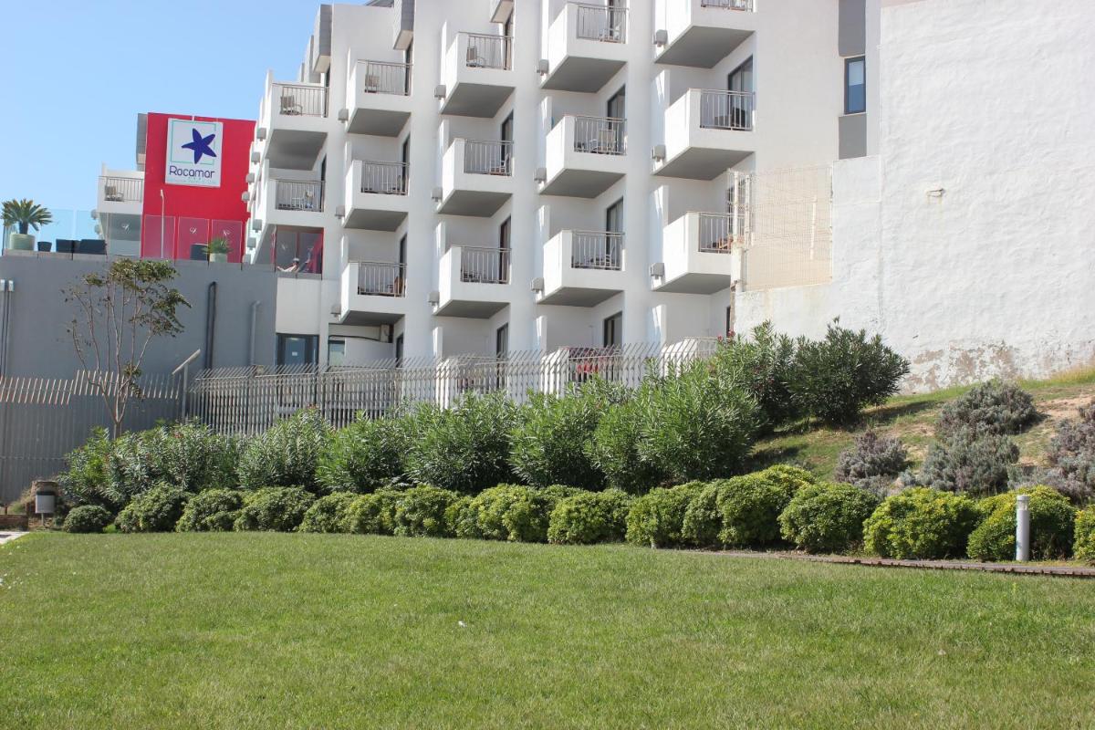 Um jardim no exterior de Rocamar Exclusive Hotel & Spa - Adults Only