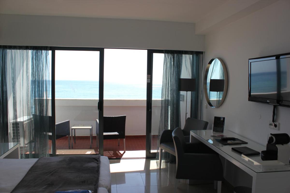 Uma televisão e/ou sistema de entretenimento em Rocamar Exclusive Hotel & Spa - Adults Only