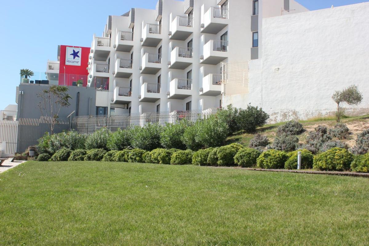 Um jardim no exterior de Rocamar Exclusive Hotel & Spa - Adults Only