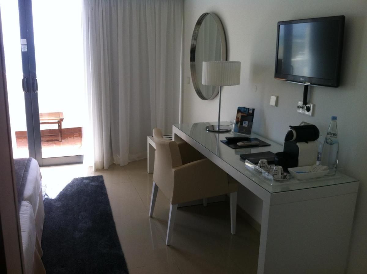 Uma televisão e/ou sistema de entretenimento em Rocamar Exclusive Hotel & Spa - Adults Only