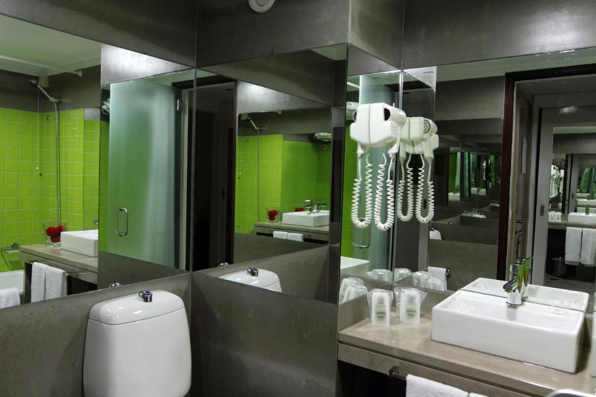 Uma casa de banho em Rocamar Exclusive Hotel & Spa - Adults Only