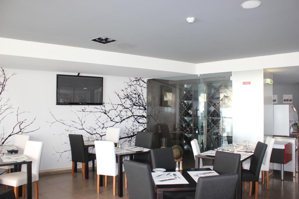 Uma televisão e/ou sistema de entretenimento em Rocamar Exclusive Hotel & Spa - Adults Only