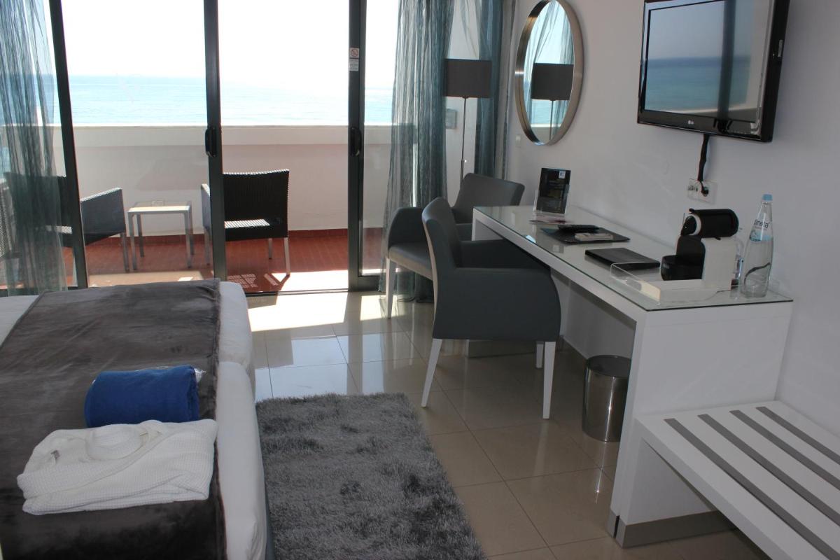 Uma televisão e/ou sistema de entretenimento em Rocamar Exclusive Hotel & Spa - Adults Only