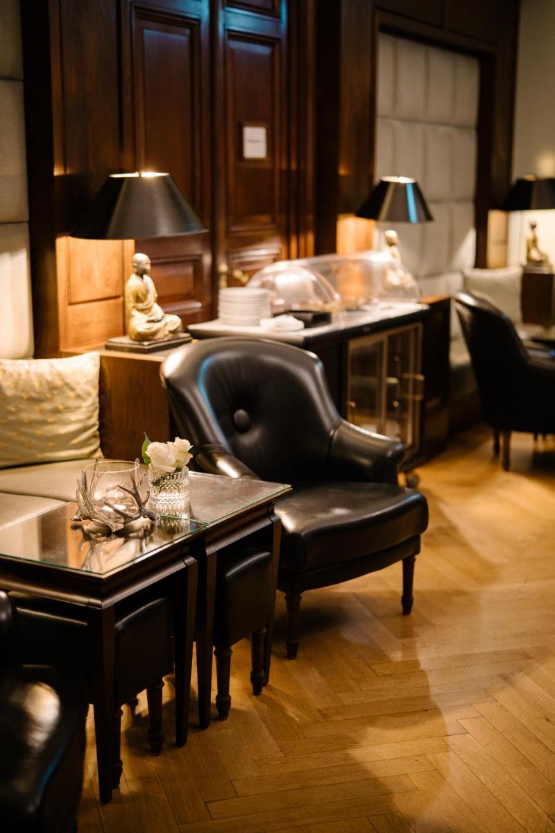 Ein Sitzbereich in der Unterkunft Schlosshotel Hugenpoet