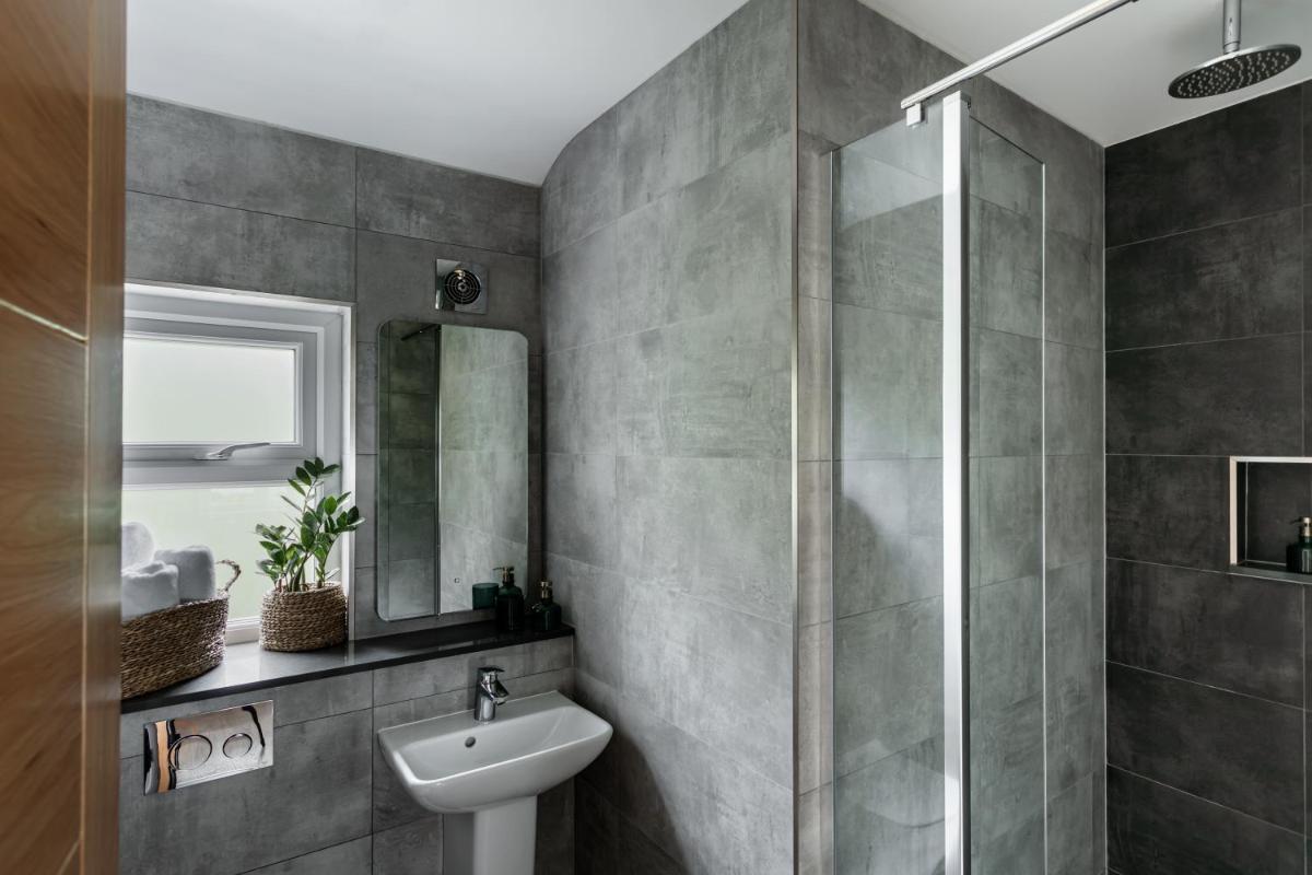 Stylish Flat - Bowness centre with parking - Housity