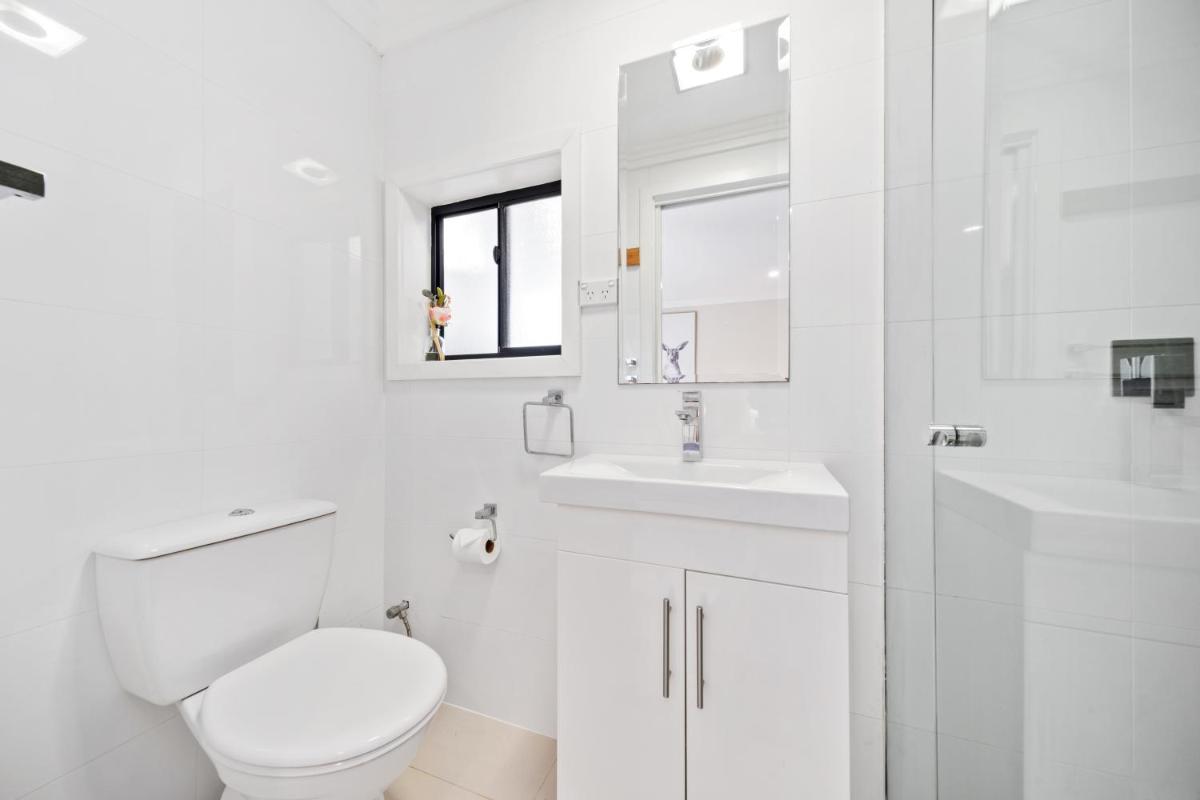 New 1-bedroom house with free parking - Housity