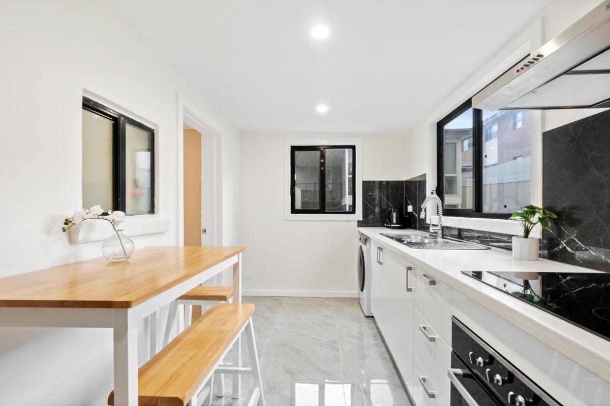 New 1-bedroom house with free parking - Housity
