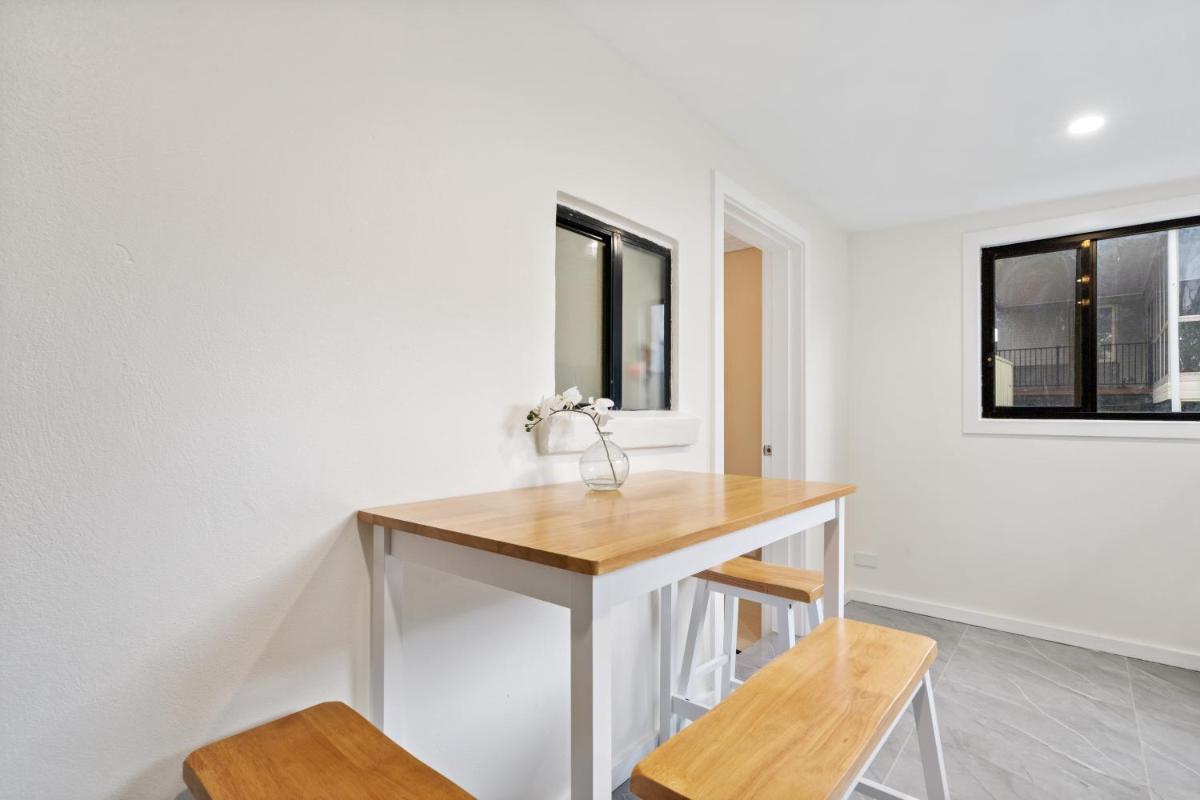 New 1-bedroom house with free parking - Housity
