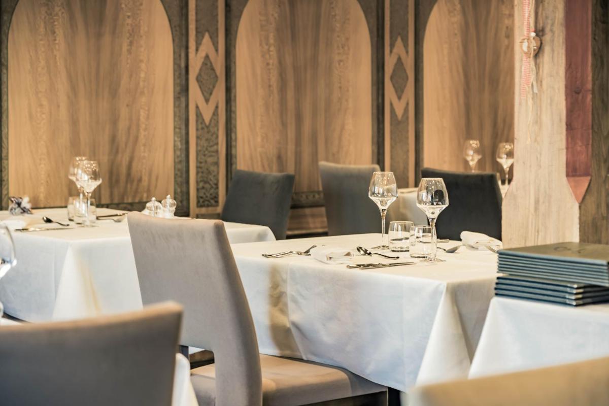 Coin salon dans l'établissement Hotel Spa et Restaurant Au Chasseur